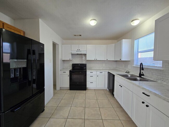Foto del edificio - HUGE PRICE REDUCTION & NEW IN MANAGEMENT -...