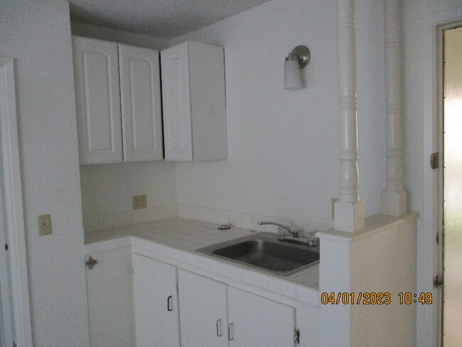 Building Photo - 207 W Mariposa