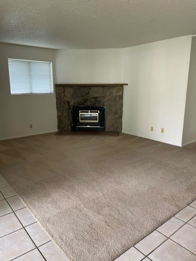 Building Photo - 2 Bedroom 2 Bath Condo with Deck and Firep...