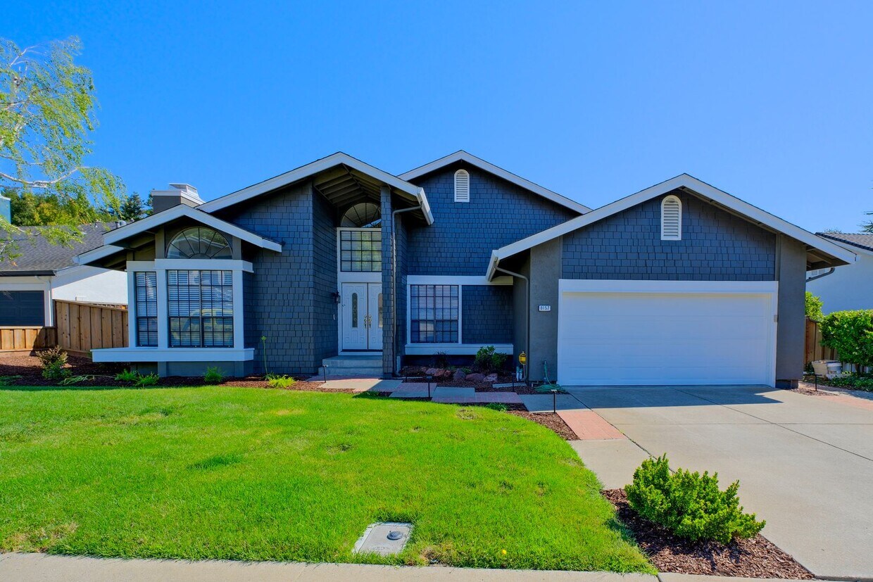 Foto principal - Gorgeous 3 Bedroom with office or separate...