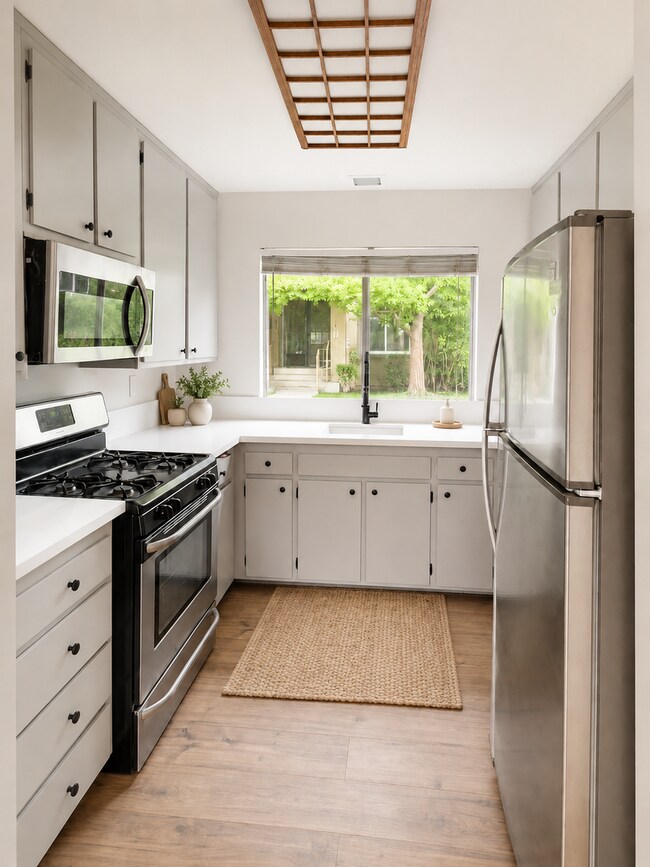 Foto del edificio - Fully Renovated 3 Bed Townhome with Large Enclosed Patio + 2-Car Garage