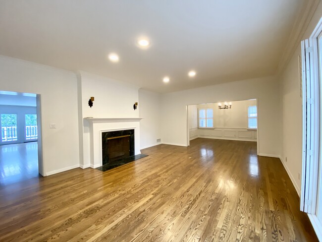 Living Room - 9407 Sawyer St