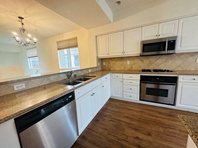 Building Photo - Huge 2 Bedroom 2 Bath Townhouse in Kearny ...