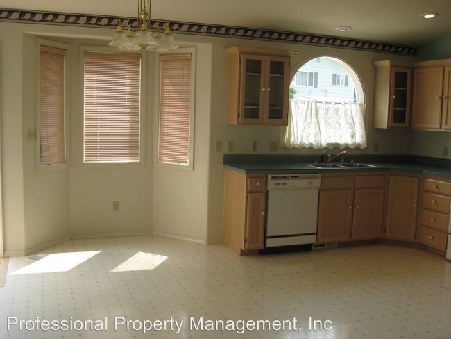 Building Photo - 2700 Southhills Dr
