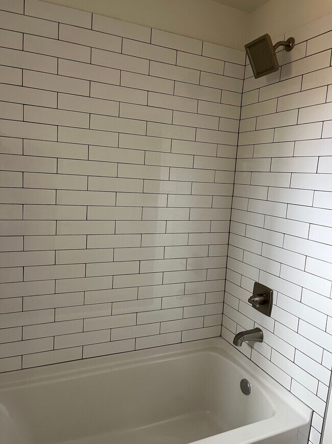 Shower/Tub - 1727 E Oak St