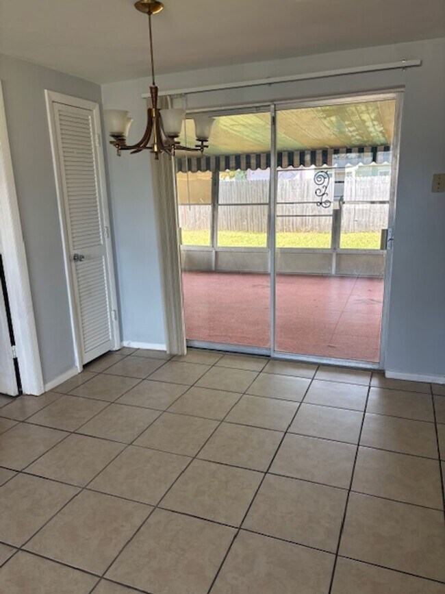 Foto del edificio - 2/1 available now!