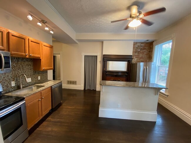 Building Photo - 877 Dennison Ave