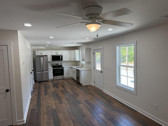 Building Photo - 414 6th St E