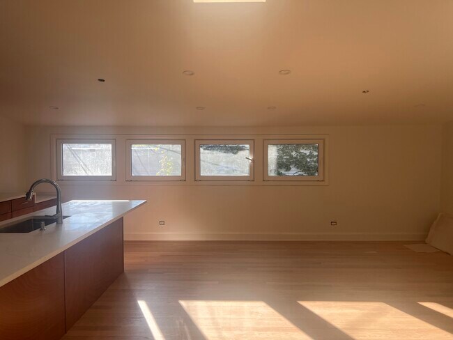 Building Photo - 1320 N La Salle Dr