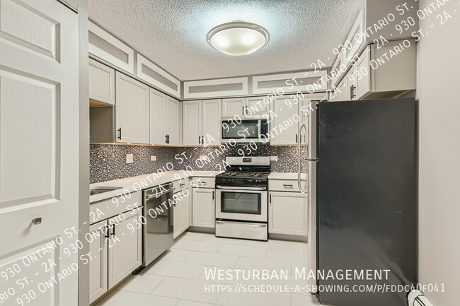 Building Photo - Convenient Living in Downtown Oak Park