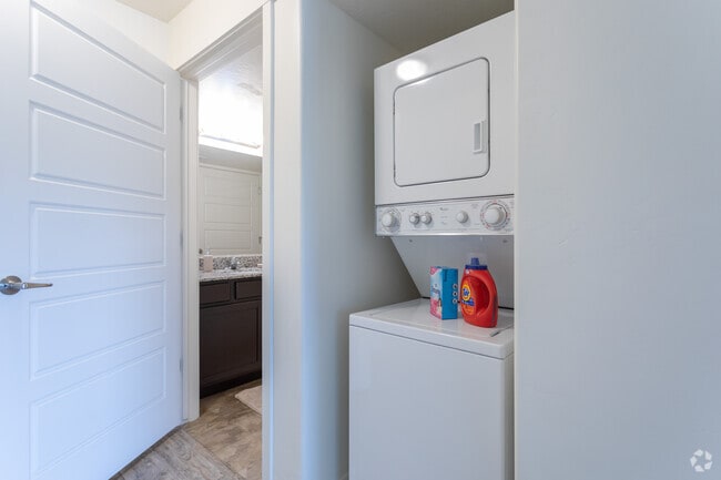 Studio, 1BA - 453SF - Laundry Area - Center Court