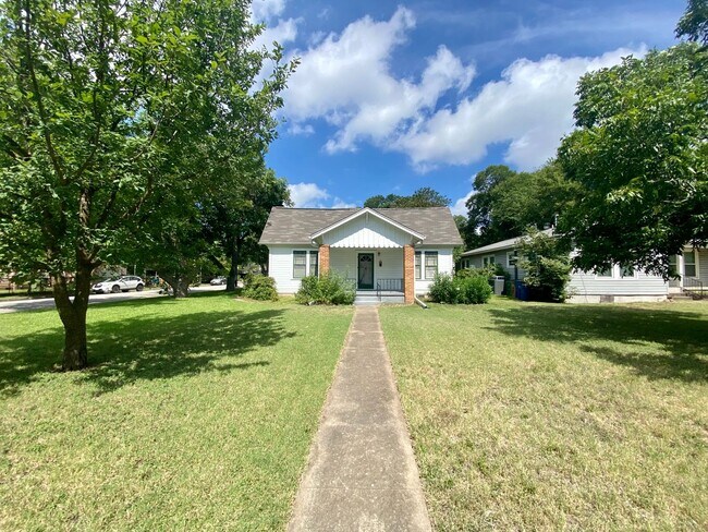 Building Photo - Prelease for August!  Close to Campus!  2800 Dancy.