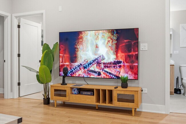 Building Photo - 6044 N Winthrop Ave