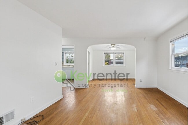 Foto del edificio - Spacious 1-Bedroom Apartment with Bonus Li...