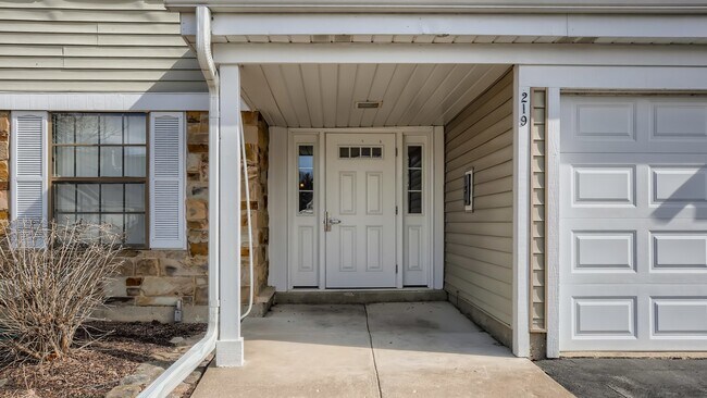 Building Photo - 219 Arrowwood Ct