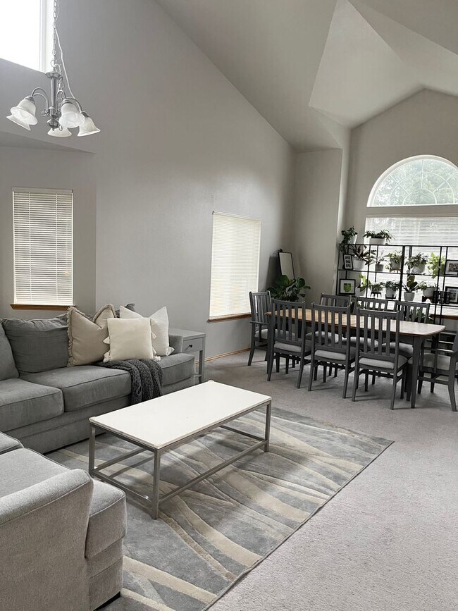 Foto del edificio - 4bd/2.5ba Renton Home