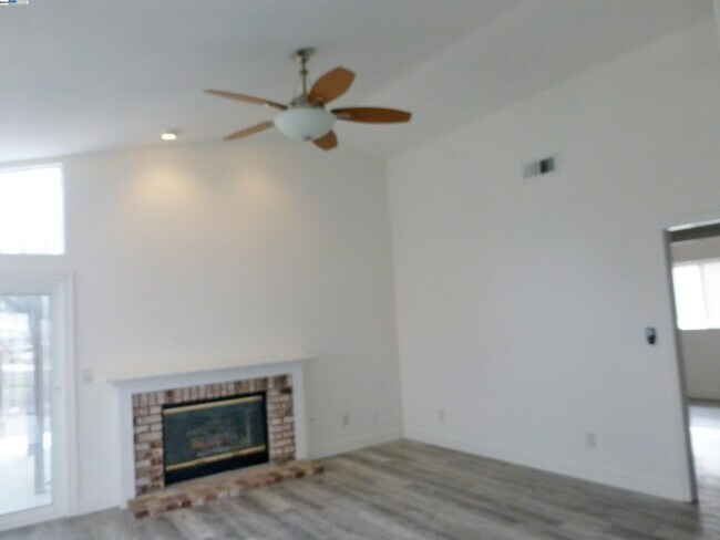 Building Photo - 250 Pacheco Dr
