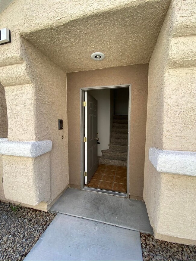 Building Photo - AMAZING 2 STORY TOWNHOME LOCATED IN A GATE...