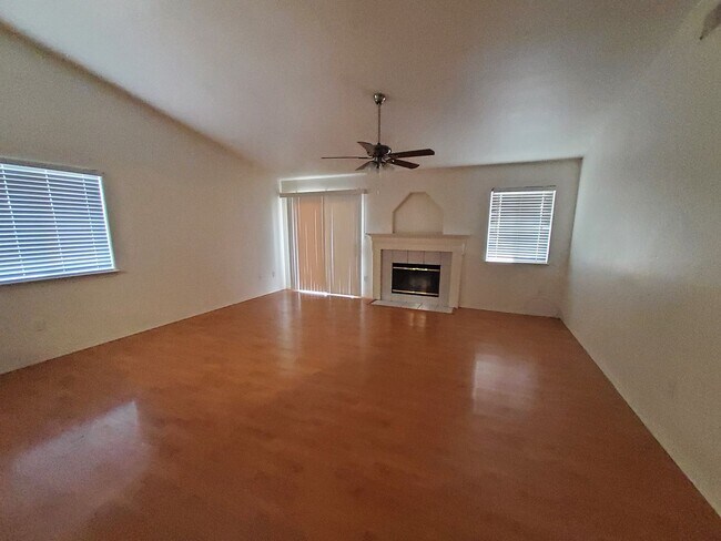 Foto del edificio - 5615 Sugar Pine Dr