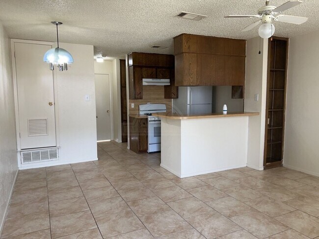 Foto del edificio - 2210 Silverway Dr