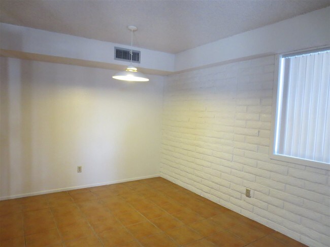 Building Photo - 2100 S 11th Ave