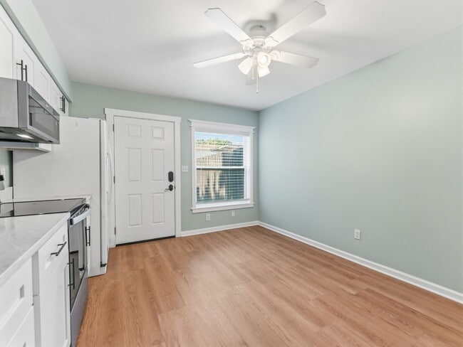 Building Photo - A South Tampa gem in the highly sought-after Tampa Villas South community!