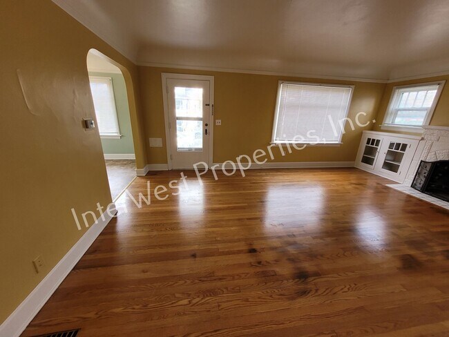 Foto del edificio - ADORABLE 2 BEDROOM HOUSE IN NORTH PORTLAND WITH LARGE BACK YARD & 2 CAR GARAGE!