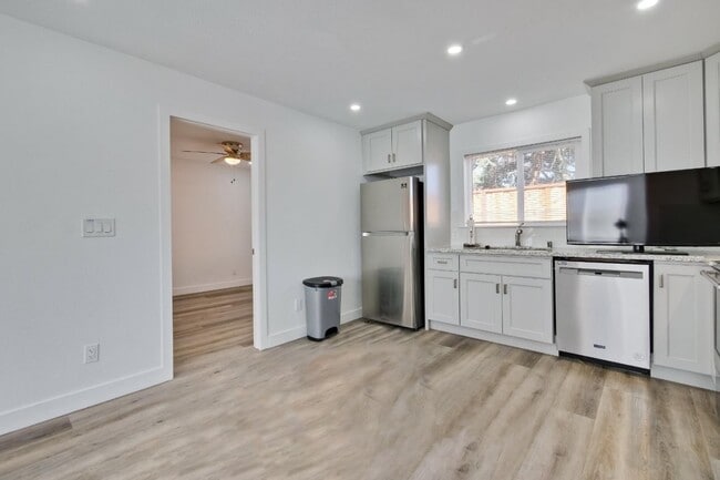 Building Photo - 5905 Sutton Park Pl
