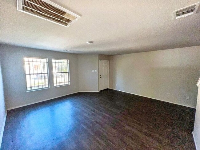 Building Photo - Beautiful 3-Bedroom Home with Fenced Backy...