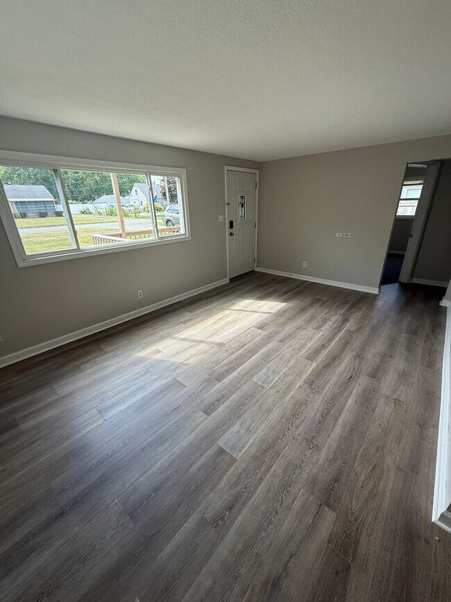 Foto del edificio - Austintown, Updated 3/4 Bedroom, 1 1/2 Bat...