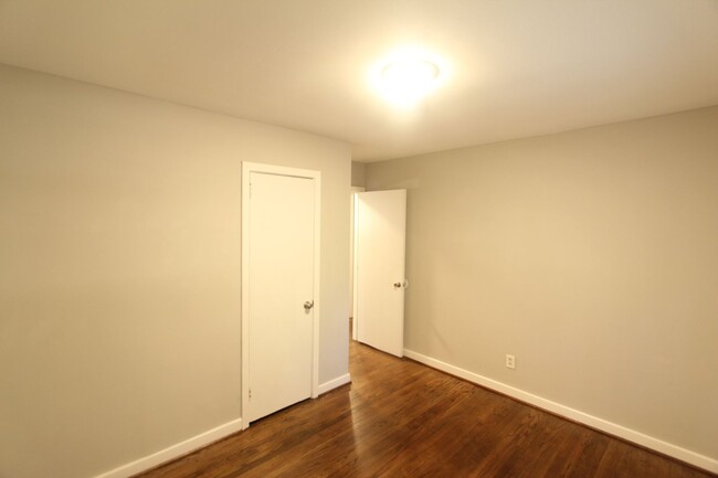 Building Photo - 3 Bedroom, 1.5 Bath!  New on the Market an...