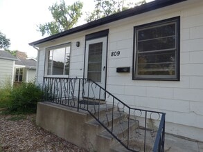 Building Photo - 809 Sunset St