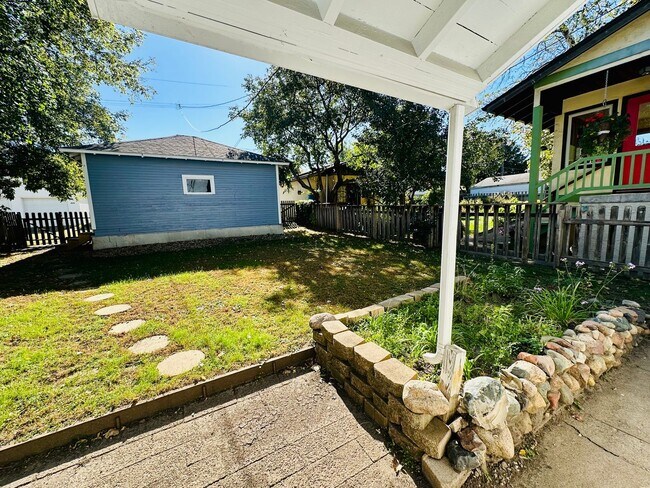 Foto del edificio - Charming 2-Bedroom Home with Hardwood Floo...
