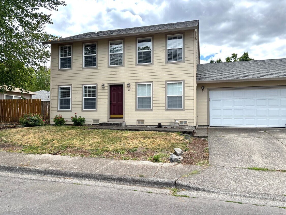 Foto principal - 4 Bedroom Beaverton Home with Huge Backyard!