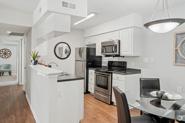 Marilyn 2BR, 1.5BA - 1,000SF - Kitchen - Franklin Woods - Students: Save up to 10%! Apartments