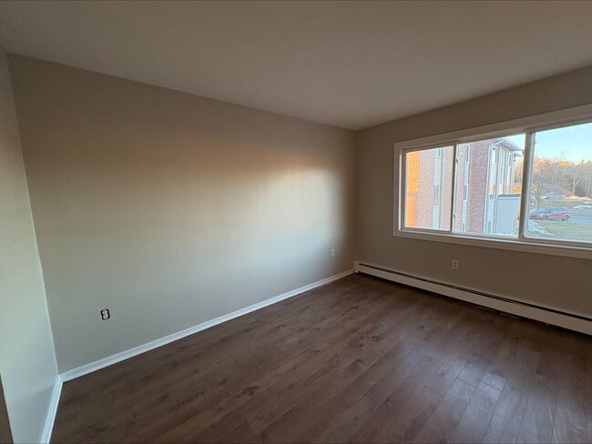 Building Photo - 7 Roxbury Dr