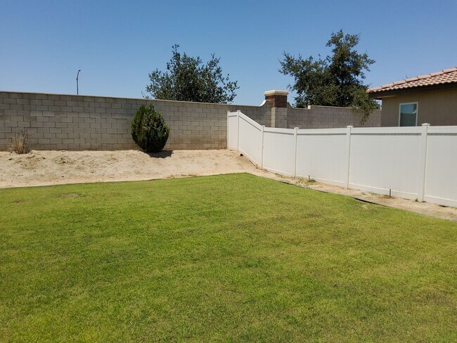 Building Photo - 23 White Alder Dr