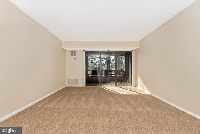 Foto del edificio - 5232 W Running Brook Rd