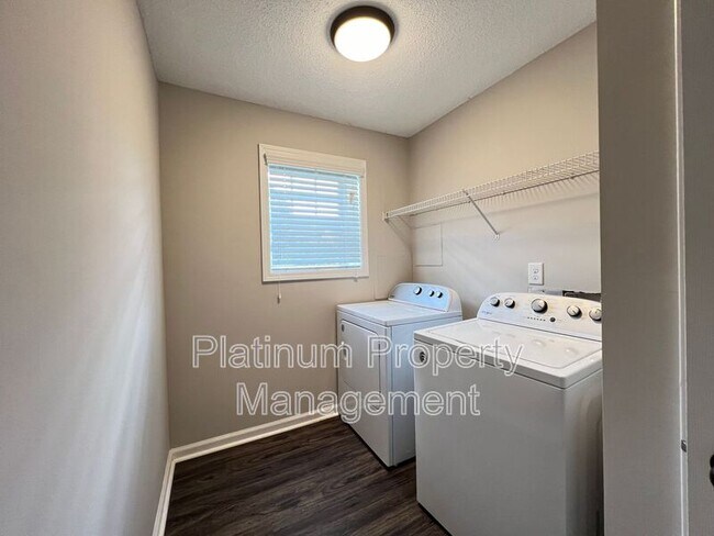 Building Photo - 7670 Streamside Ln