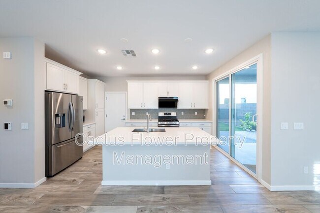 Building Photo - 2851 S Central Dr