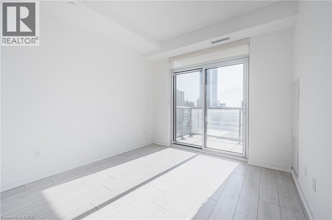 Photo du bâtiment - 55 Duke St W