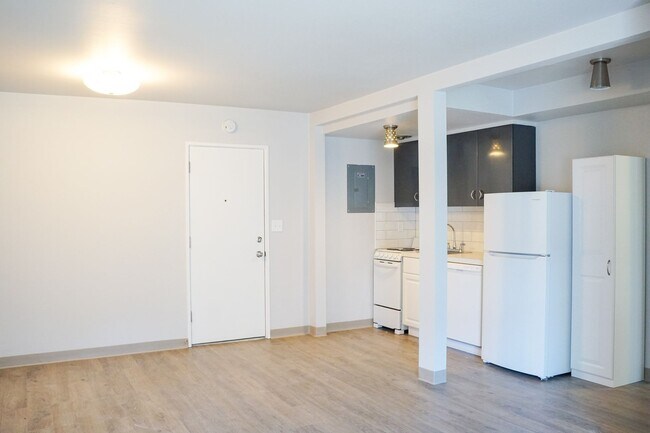 Foto del edificio - Great Mid-Century 1-Bdr w Dishwasher, Community Lawns + Pets OK!