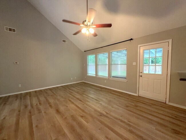 Foto del edificio - 2106 Lexington Woods Dr