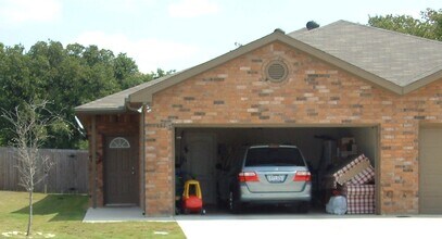 Building Photo - 957 Sylvia St