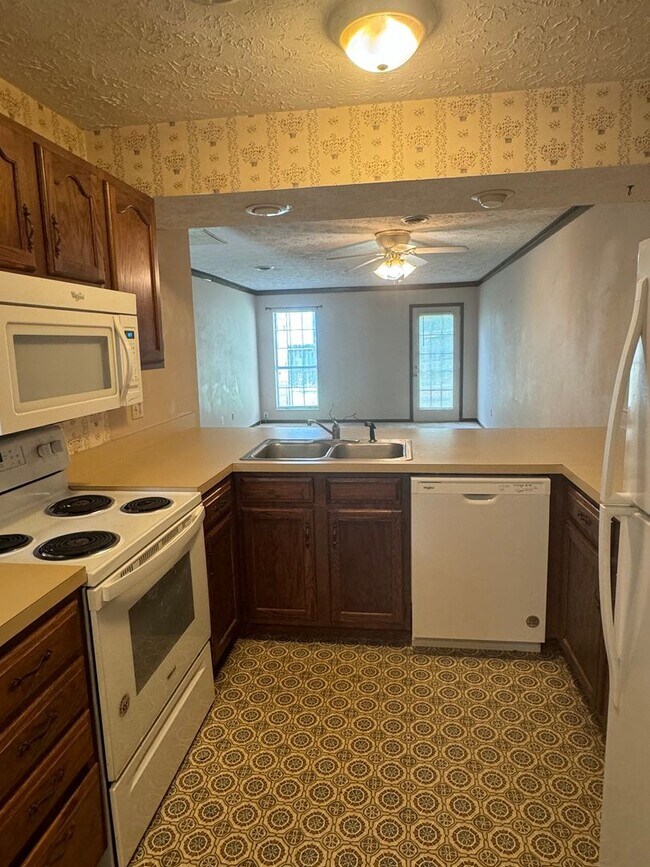 Building Photo - Knoxville 37931 - 2 bedroom home with fenc...