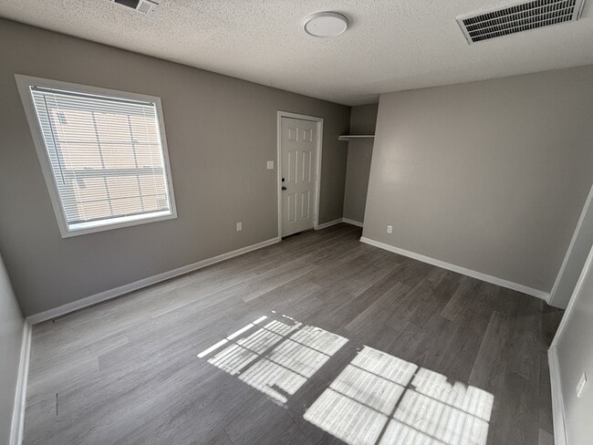 Foto del edificio - 1155 N Belvedere Blvd