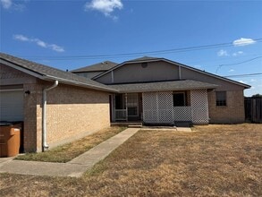 Building Photo - 8704 Pineridge Dr