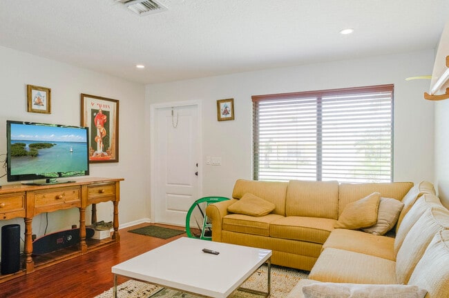 Building Photo - 1678 Park St