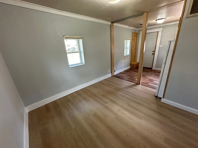 Building Photo - 1 bed, 1 bath home for rent in quiet Water...