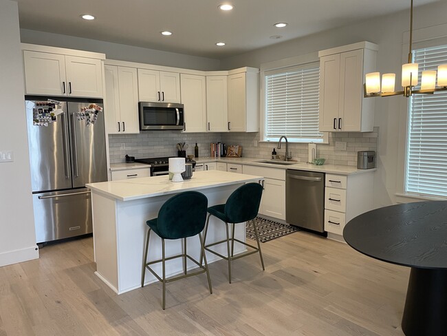 Building Photo - 1075 SW Dottie Ct